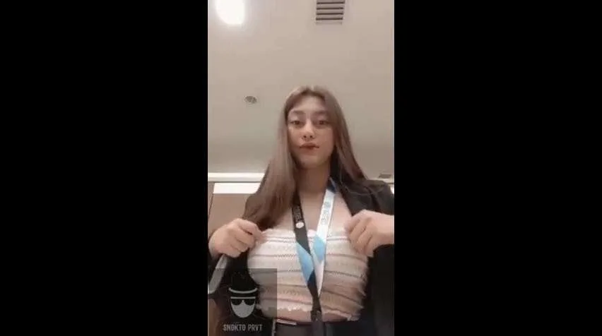 Bokep Indo Jolina Suarez Pamer Tobrut di WC Kantor